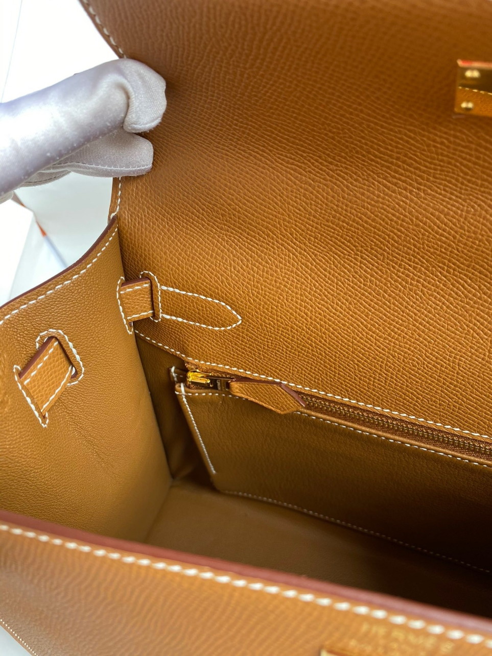 Hermes Kelly Sellier 28 Handmade Bag In Gold Epsom Calfskin - Image 7
