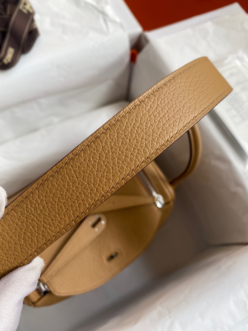 Hermes Lindy 26 Handmade Bag In Biscuit Clemence Leather - Image 2