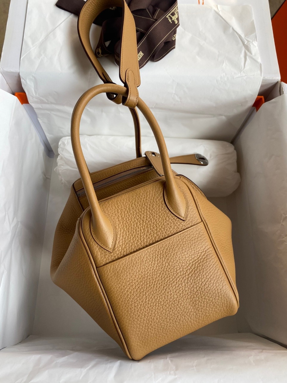 Hermes Lindy 26 Handmade Bag In Biscuit Clemence Leather - Image 7