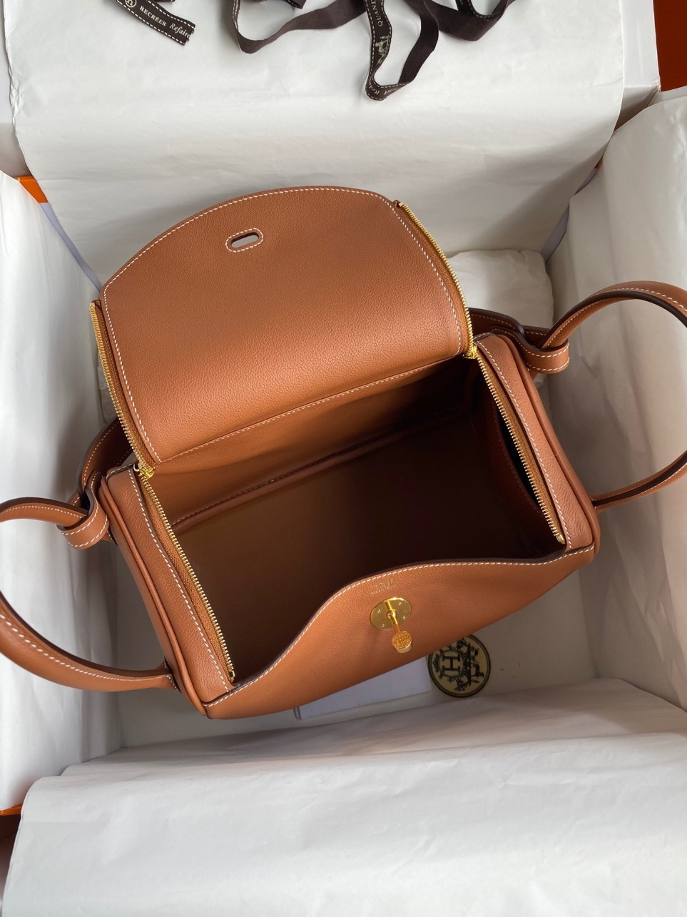 Hermes Lindy 26 Handmade Bag In Gold Evercolor Leather - Image 2