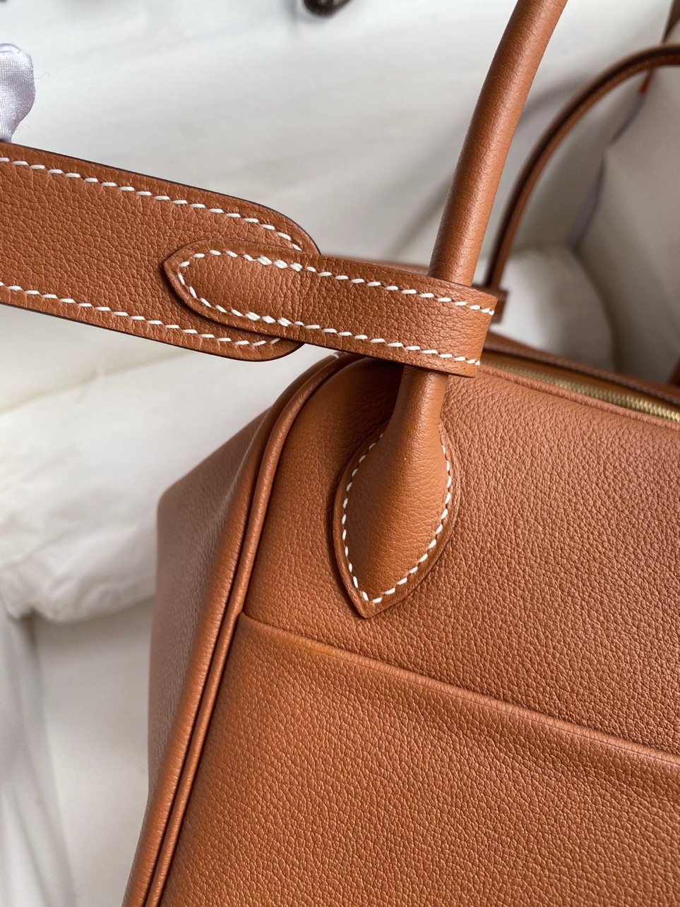Hermes Lindy 26 Handmade Bag In Gold Evercolor Leather - Image 4