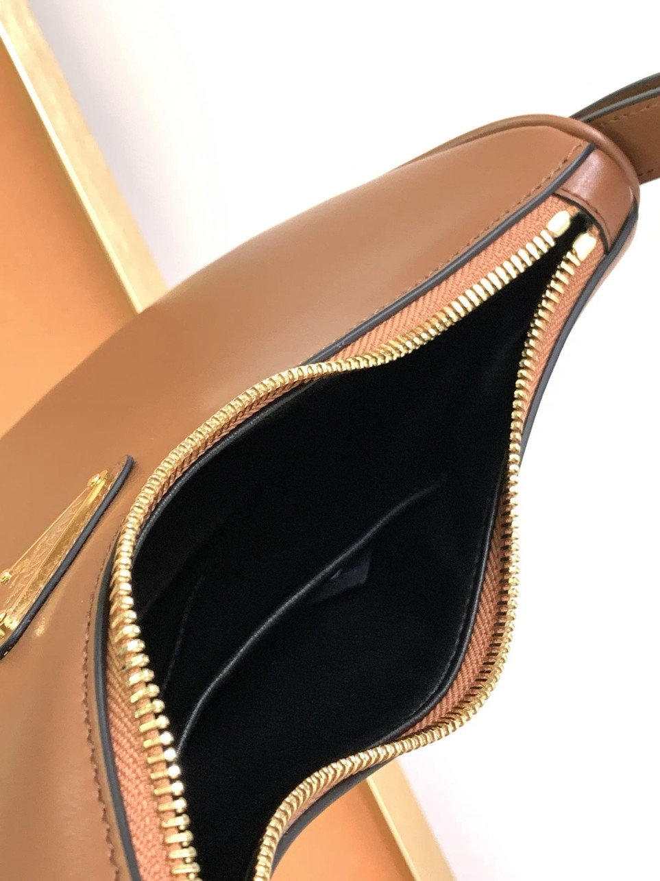 Prada Arque Shoulder Bag in Brown Leather - Image 10