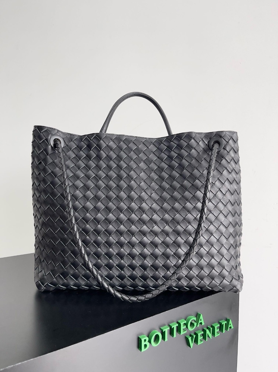 Bottega Veneta Large Andiamo bag In Black Intrecciato Lambskin - Image 2