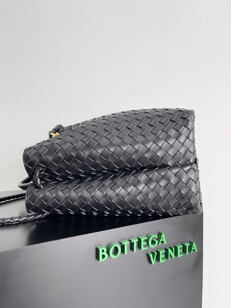 Bottega Veneta Large Andiamo bag In Black Intrecciato Lambskin - Image 4