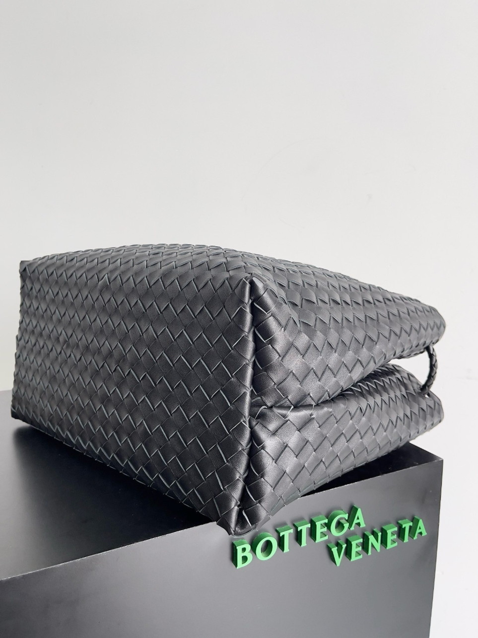 Bottega Veneta Large Andiamo bag In Black Intrecciato Lambskin - Image 7