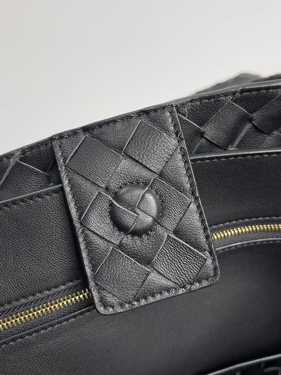 Bottega Veneta Large Andiamo bag In Black Intrecciato Lambskin - Image 9
