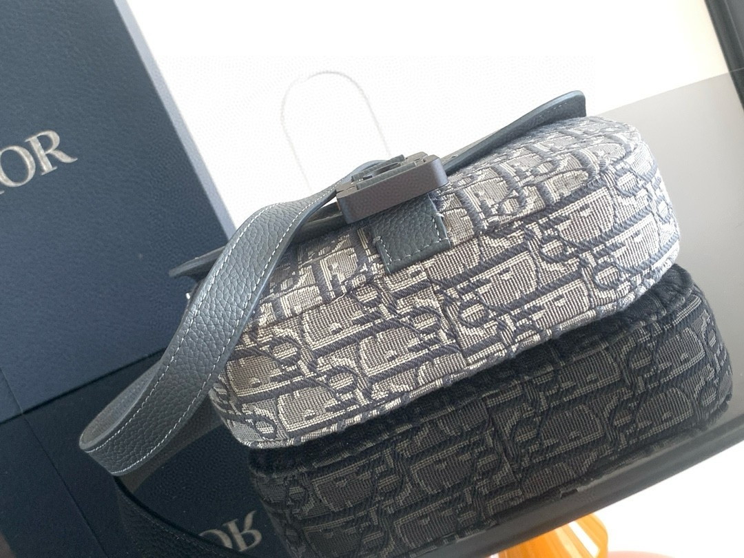 Dior Mini Saddle Messenger Bag in Grey Oblique Jacquard and Calfskin - Image 4