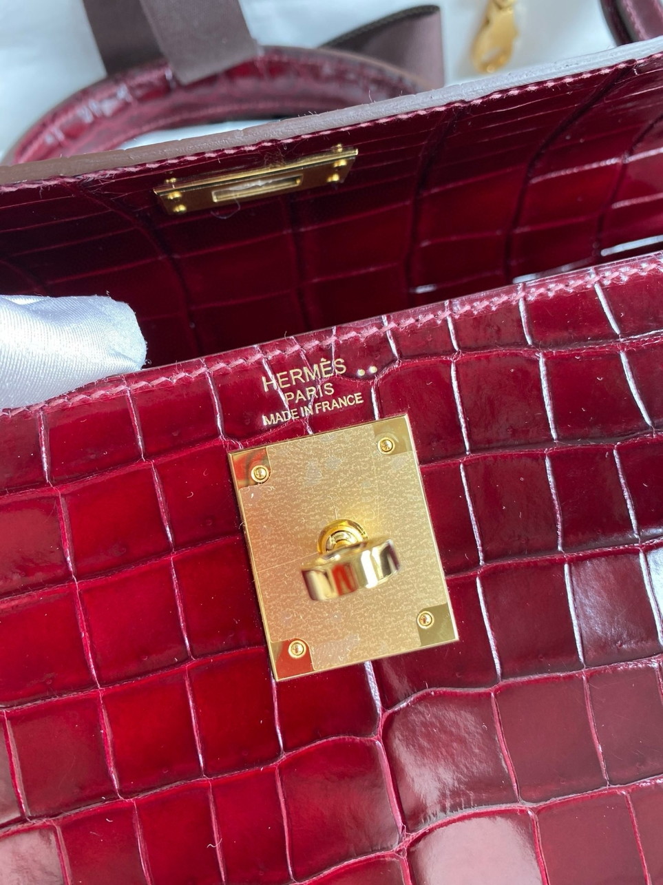 Hermes Kelly Sellier 28 Handmade Bag in Bordeaux Niloticus Crocodile Shiny Skin - Image 8