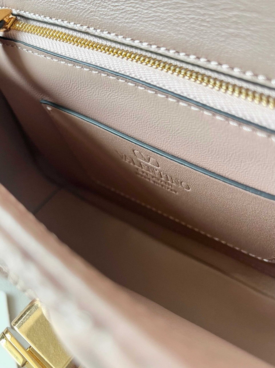 Valentino Quiltie 67 Meidum Shoulder Bag in Powder Leather - Image 8