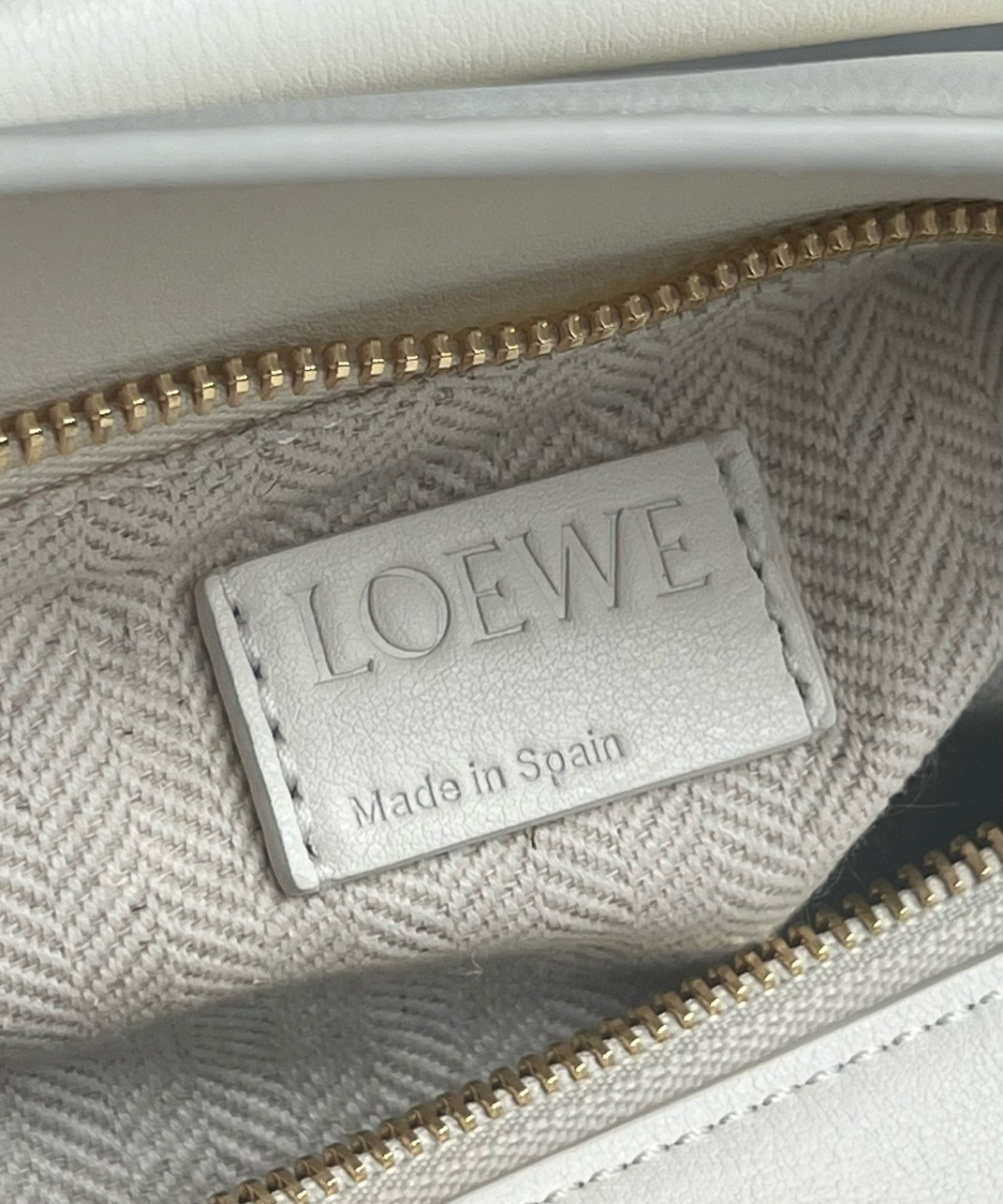 Loewe Puzzle Small Bag in White and Beige Classic Calfskin - Image 9